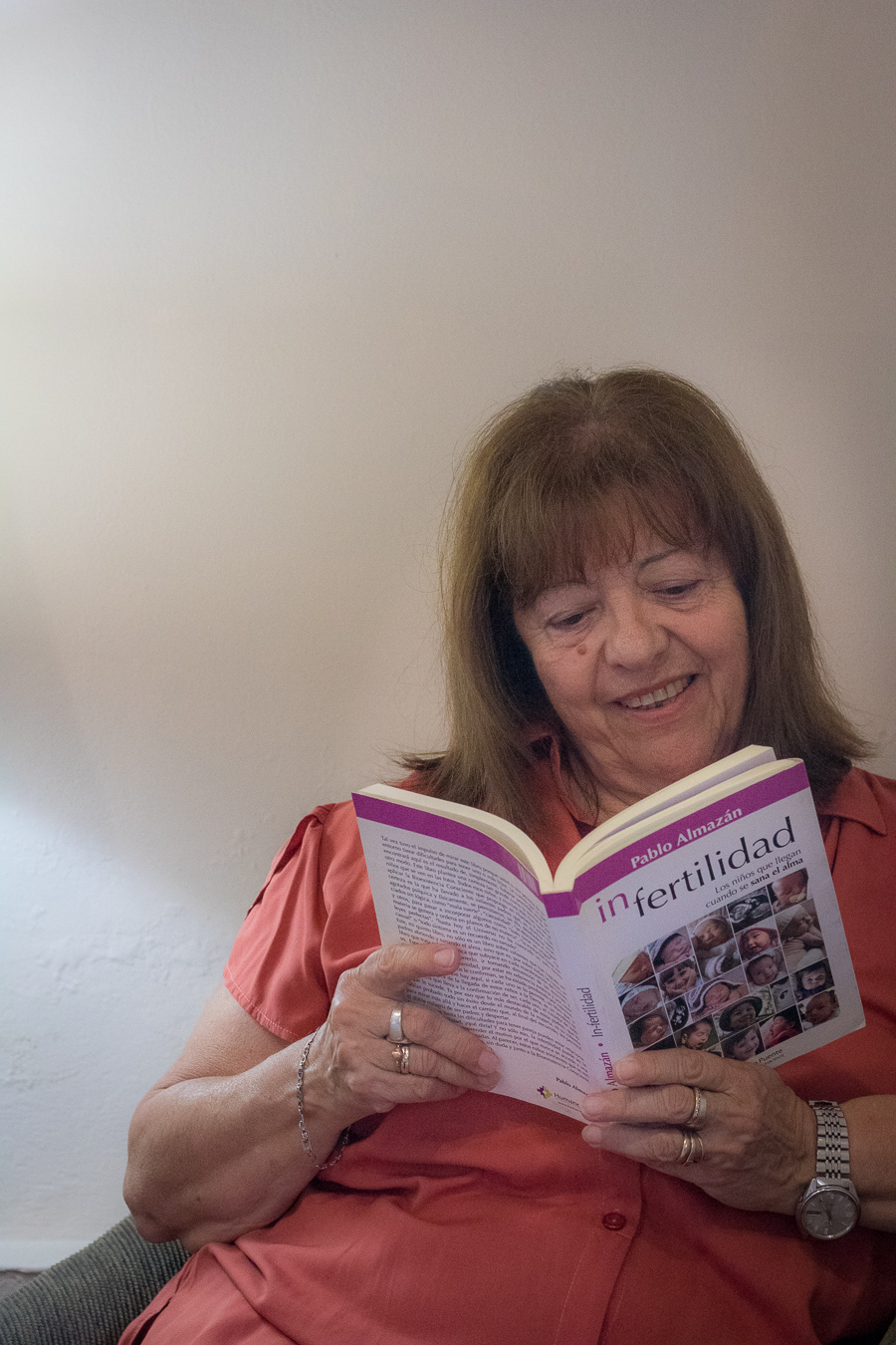 Silvia Alfano leyendo un libro de Pablo Almazán